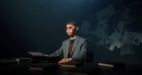 有关图书, 坐, 堆叠的免费素材视频