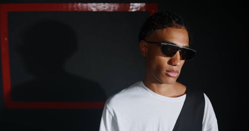 有关墨镜, 室内, 时尚的免费素材视频