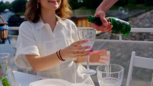 有关倾注,喝,女人的免费素材视频