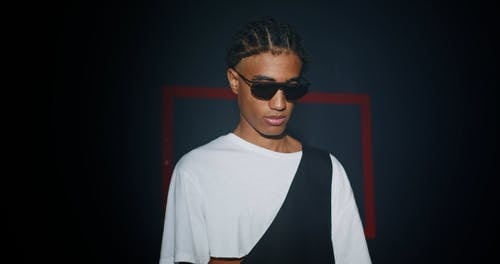 有关中空装, 墨镜, 室内的免费素材视频