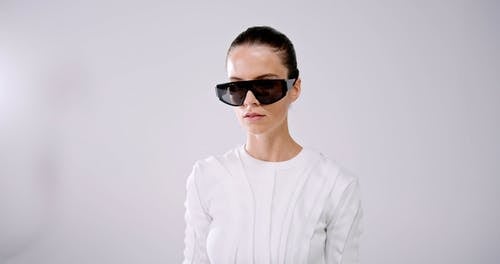 有关墨镜, 女人, 展示的免费素材视频