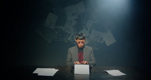 有关向上丢, 坐, 报纸的免费素材视频