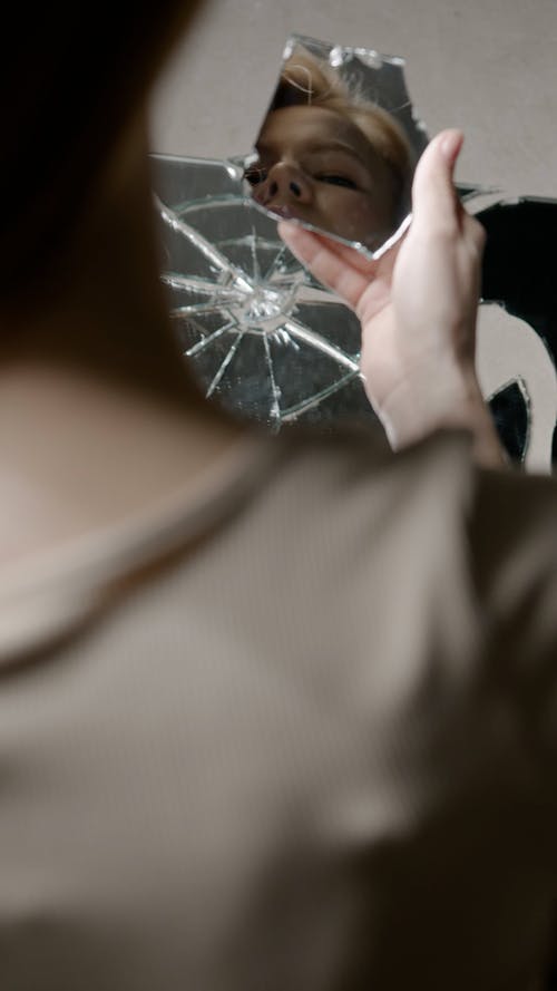 有关反射, 垂直视频, 女人的免费素材视频