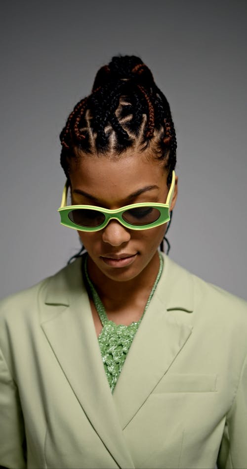 有关变绿, 垂直视频, 墨镜的免费素材视频