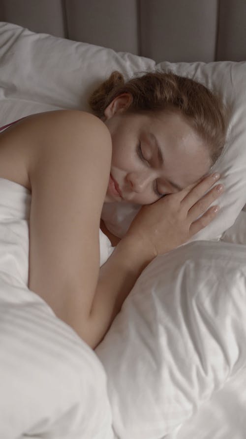 有关在家, 垂直视频, 女人的免费素材视频