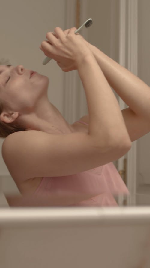 有关反射, 唱歌, 垂直视频的免费素材视频