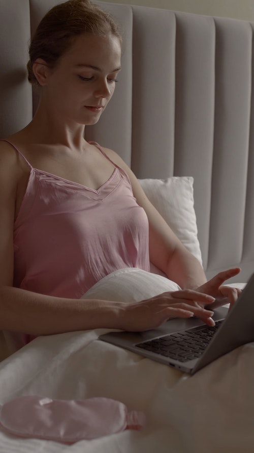 有关人,坐,垂直视频的免费素材视频