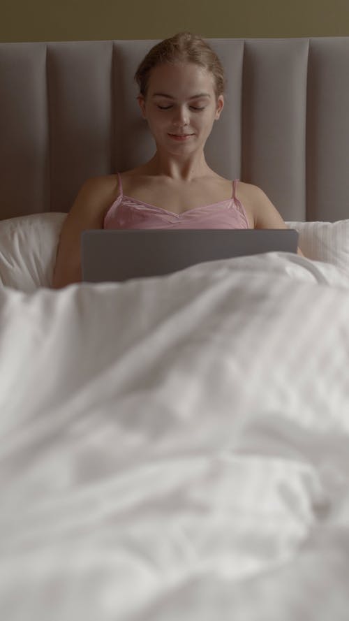 有关垂直视频, 女人, 室内的免费素材视频