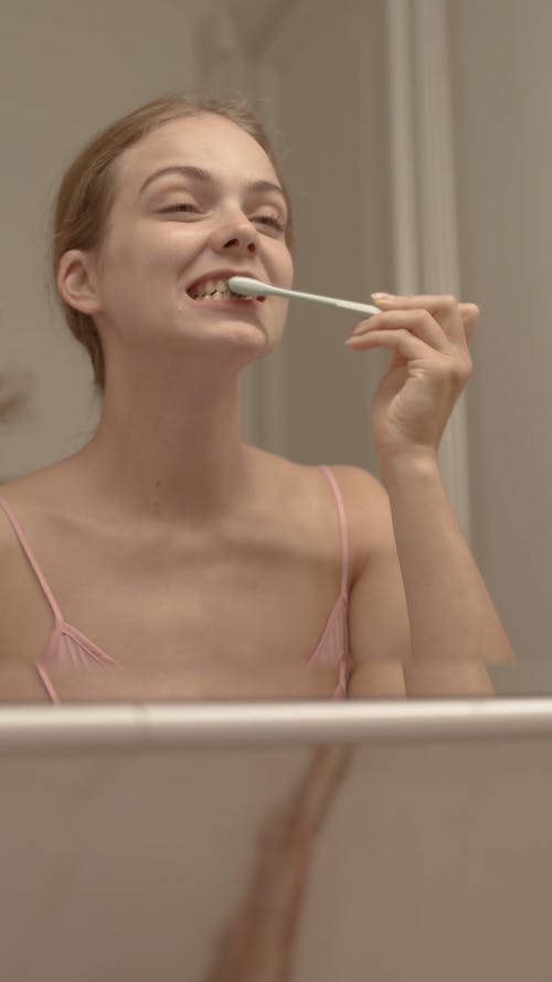 有关刷牙, 反射, 垂直视频的免费素材视频