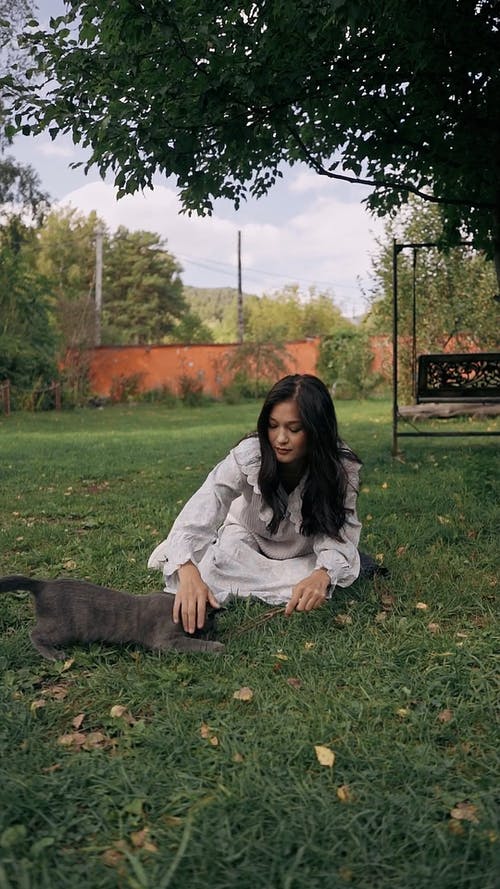 有关坐, 垂直视频, 女人的免费素材视频