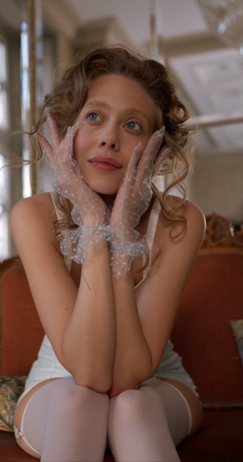 有关光鲜亮丽, 化妆品, 坐的免费素材视频