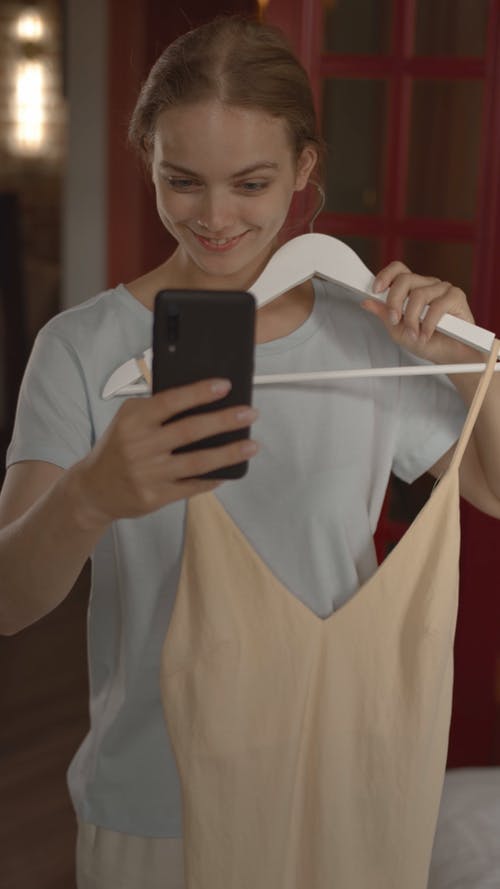 有关3C用品, 垂直视频, 女人的免费素材视频