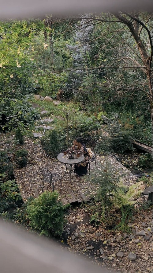 有关坐,垂直视频,女人的免费素材视频