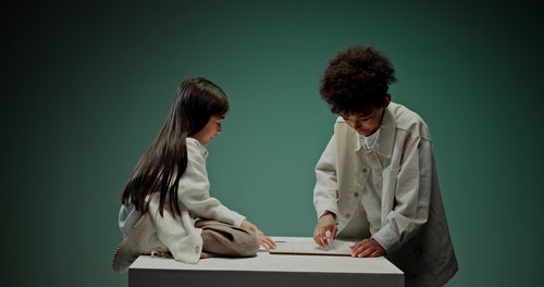 一个男孩和一个女孩在做拼图 · 免费素材视频