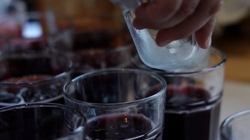 有关人的手, 冰块, 准备喝的免费素材视频