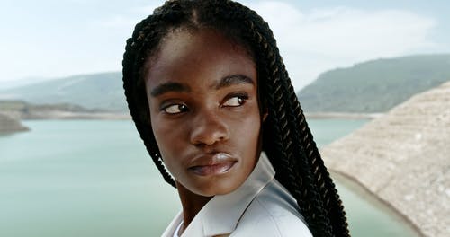 有关女人, 望着肩膀, 特写的免费素材视频