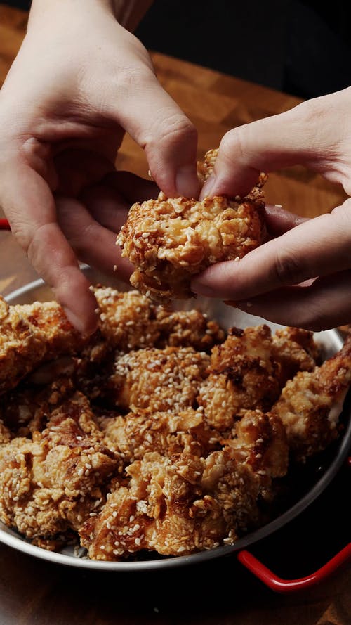 有关乳房, 人的手, 室内的免费素材视频