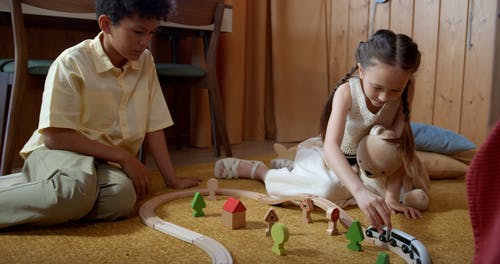 有关兄弟, 地板, 坐的免费素材视频