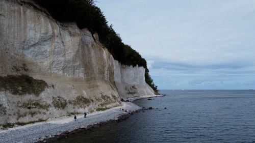 有关人,多岩石的海滩,岸边的免费素材视频