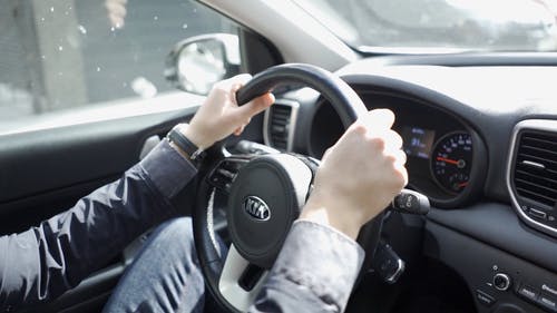 有关windo, 人的手臂, 坐的免费素材视频