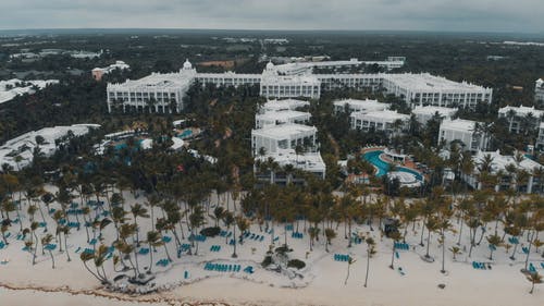 海滨酒店和度假村的无人机画面 · 免费素材视频