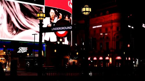 巨型电子广告牌照亮了伦敦的街道 · 免费素材视频