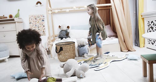 两个年轻女孩玩在游戏室中的毛绒玩具 · 免费素材视频