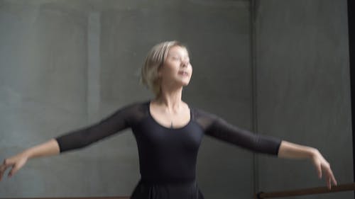 练习芭蕾的女人 · 免费素材视频