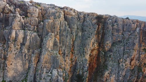 高原在山岩石上的无人机画面 · 免费素材视频