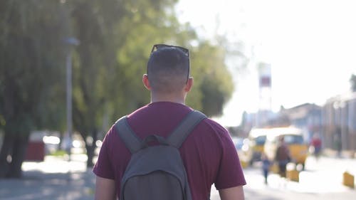 走在街上，背包里的男人 · 免费素材视频