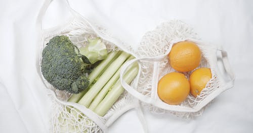 用于购买水果和蔬菜的可重复使用的织物篮 · 免费素材视频