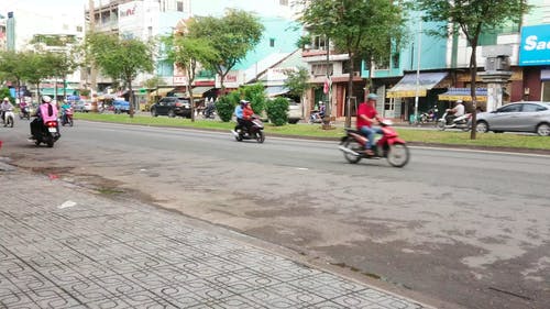 摩托车骑手在越南的道路上占主导地位 · 免费素材视频