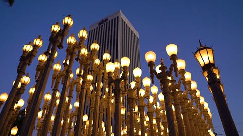 一排排的灯柱作为地标在洛杉矶 · 免费素材视频