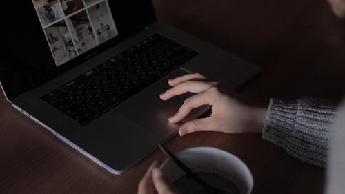 有关使用笔记本电脑的女人, 在肩膀上射击, 女人的免费素材视频