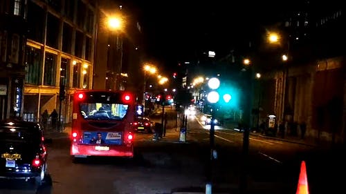 车辆在时间流逝中穿越城市道路的画面 · 免费素材视频