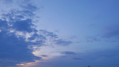 蠕虫眼中的云运动镜头 · 免费素材视频