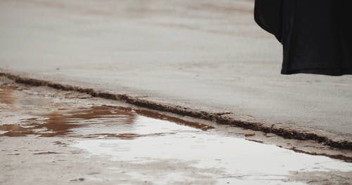 在雨中湿的道路上行走 · 免费素材视频