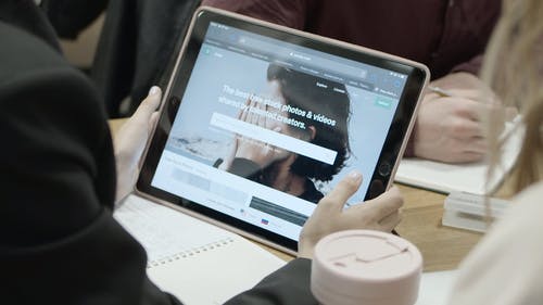 审查存储在电子记事本中的照片的人 · 免费素材视频