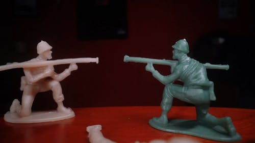 战斗中的塑料玩具士兵 · 免费素材视频