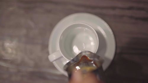 在杯子里倒咖啡的人的镜头 · 免费素材视频