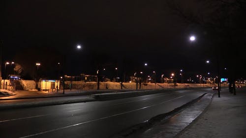 夜间在蒙特利尔道路上行驶 · 免费素材视频