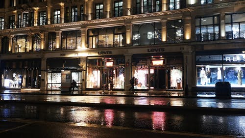 占领伦敦摄政街一幢建筑物的品牌服装行的商店 · 免费素材视频
