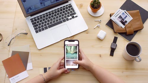 工作，看着智能手机和笔记本电脑上的图片的人 · 免费素材视频