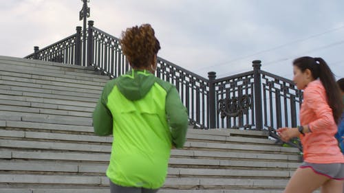 三名妇女通过爬楼梯锻炼 · 免费素材视频