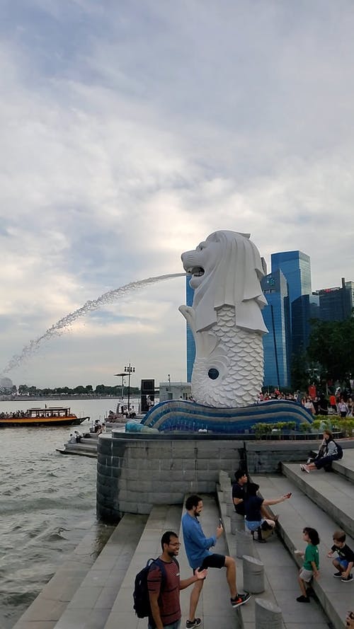 在新加坡的狮子喷泉旁边聚集的人们 · 免费素材视频