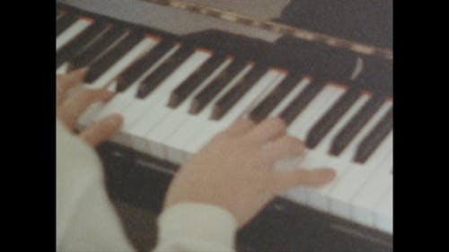 弹钢琴的人的老录像 · 免费素材视频