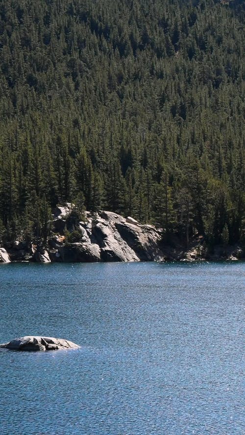 湖面上方的岩石小岛 · 免费素材视频