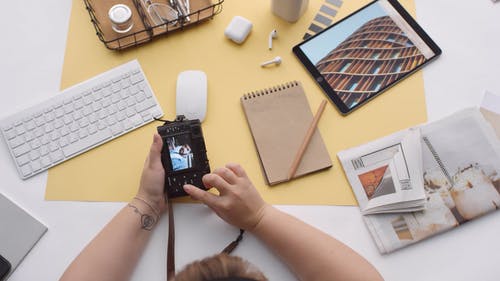 一个人的多任务工作 · 免费素材视频