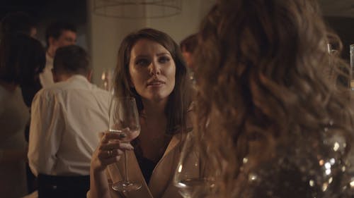 妇女在酒吧里喝杯酒聊天 · 免费素材视频