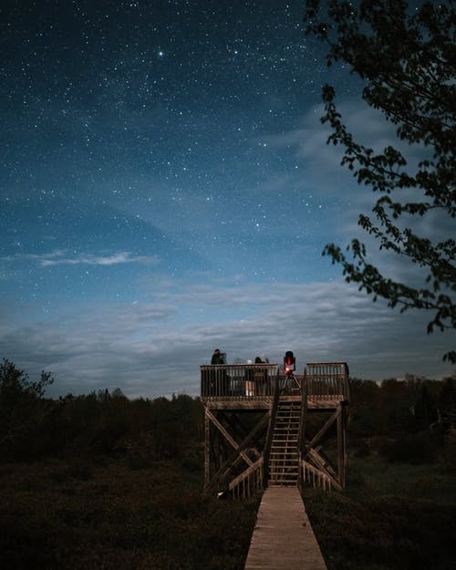 星空凝视者将自己定位在繁星之夜的观景台中 · 免费素材视频